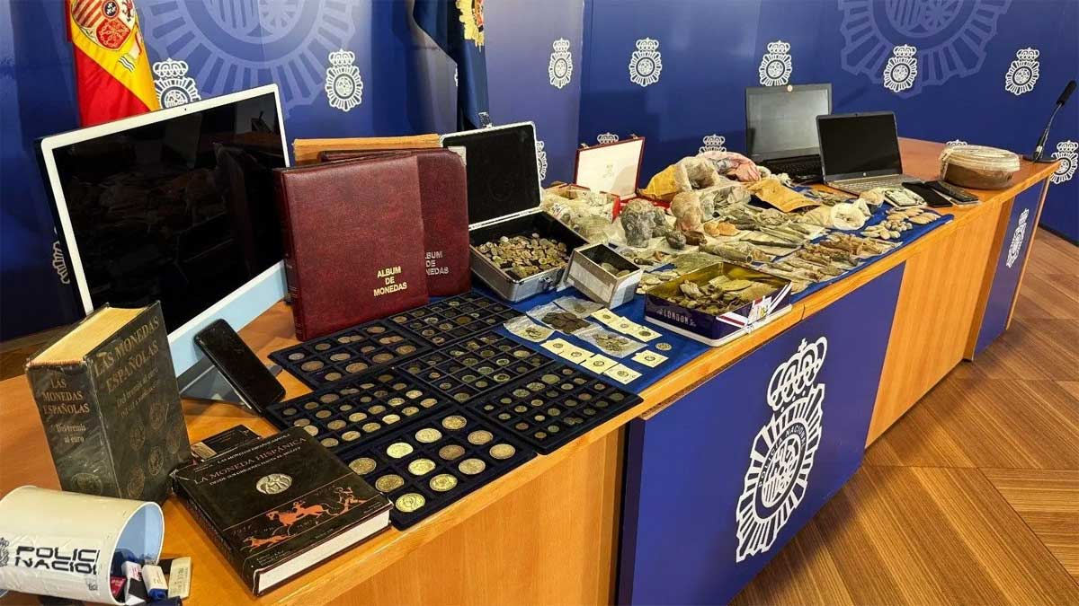 Mesa de la Policía Nacional mostrando monedas recuperdas.