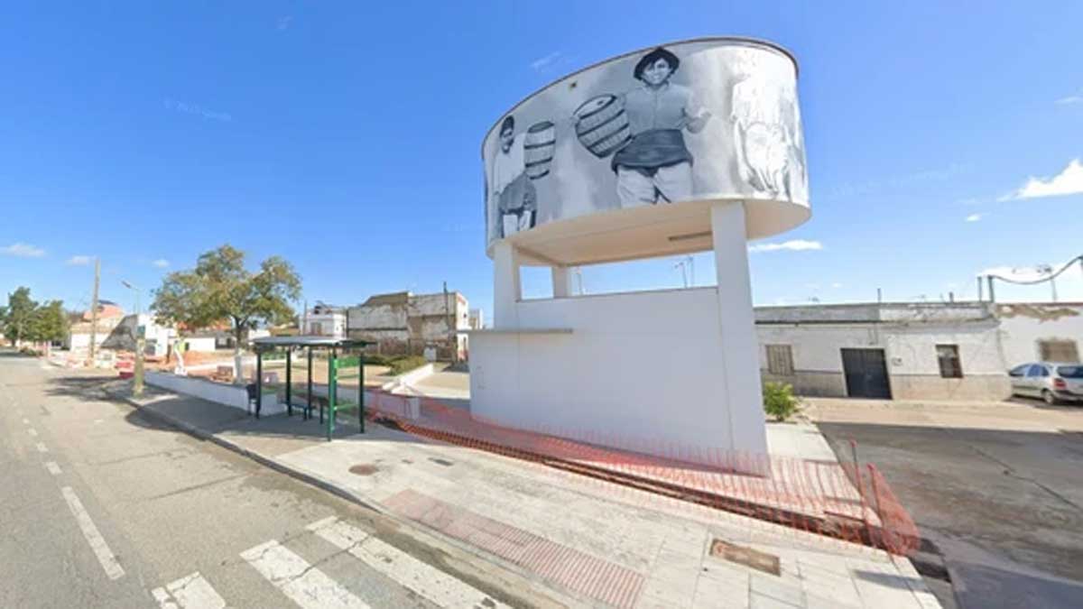 Parada del autobús, verde, en el Poblado Alfonso XIII donde fue asesinado el joven.