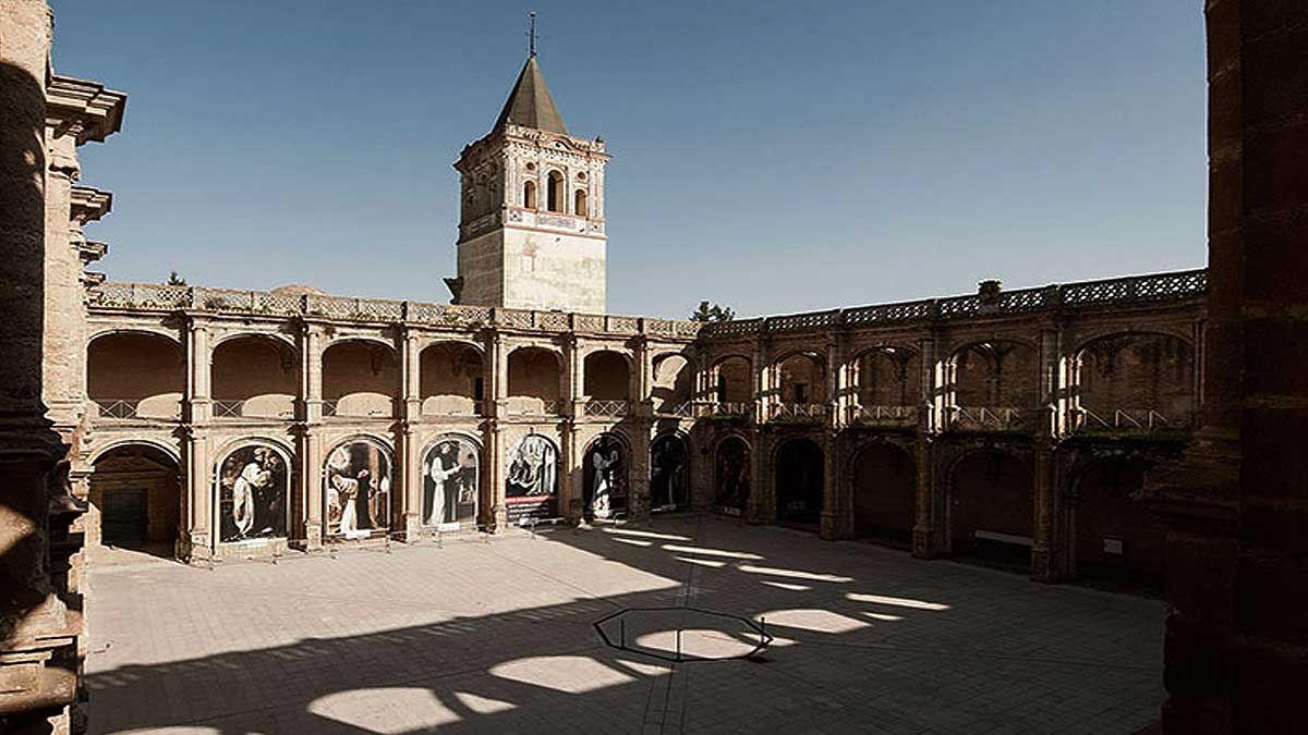 Vista del patio del Monasterio de San Jerónimo de Sevilla.