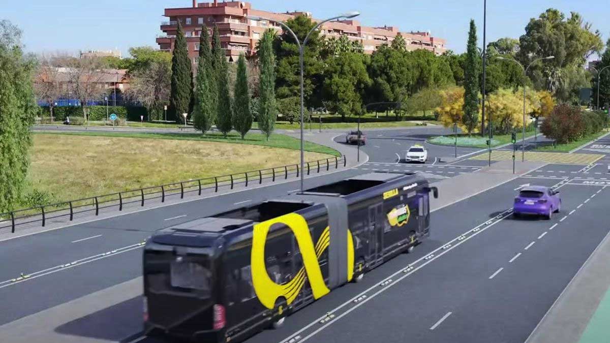Tranvibús, en negro y amarillo, circulando por una carretera de Sevilla Este.
