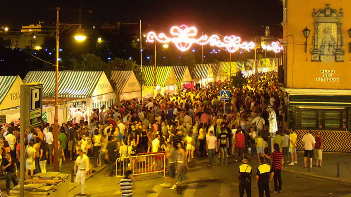 Casetas y alumbrado en la calle Betis con motivo de la Velá de Santa Ana.