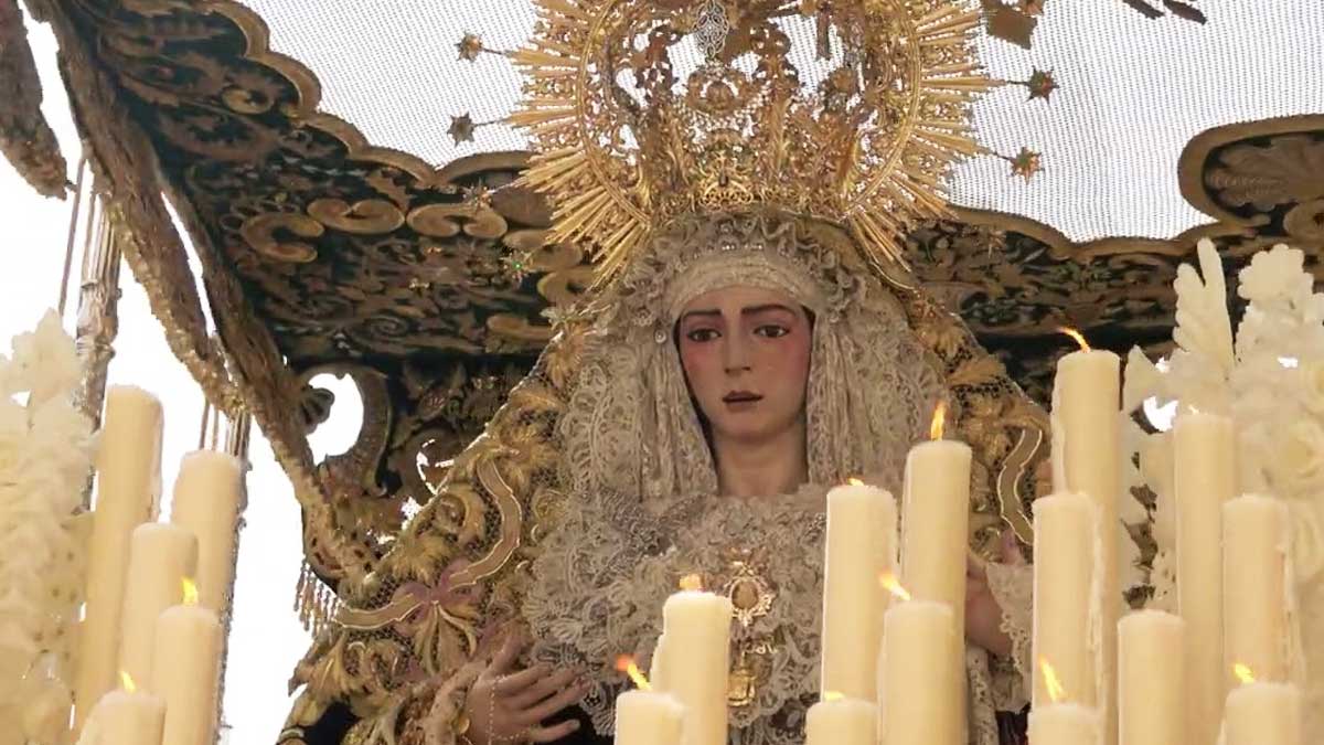 Virgen del Rocío de Sevilla en su paso de palio y candelería.