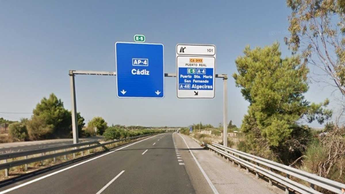 Panel de dirección, en azul y blanco, en la AP-4 entre Sevilla y Cádiz.