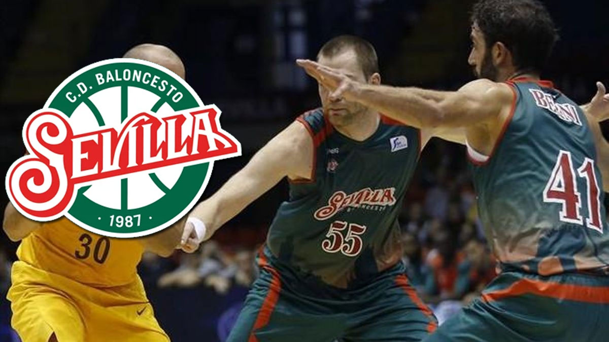 Jugadores del Baloncesto Sevilla disputando un balón.