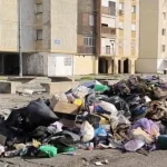 La basura se acumula en plena ola de calor en el Polígono Sur, el barrio más vulnerable de Sevilla