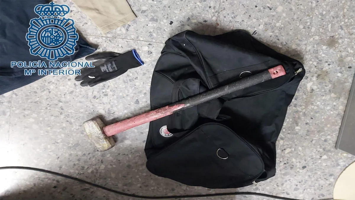 Maza para hacer un butrón sobre una mochila de color negro.