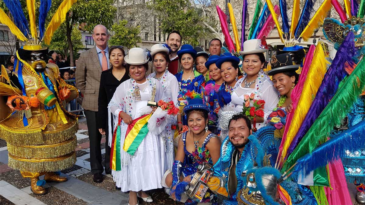 Parte de la comitiva del carnaval boliviano, muy colorista, en Sevilla.