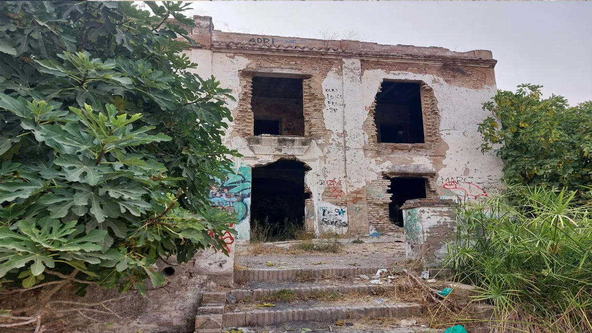Casa de la Loca, ventana, escaleras y árbol a la izquierda.