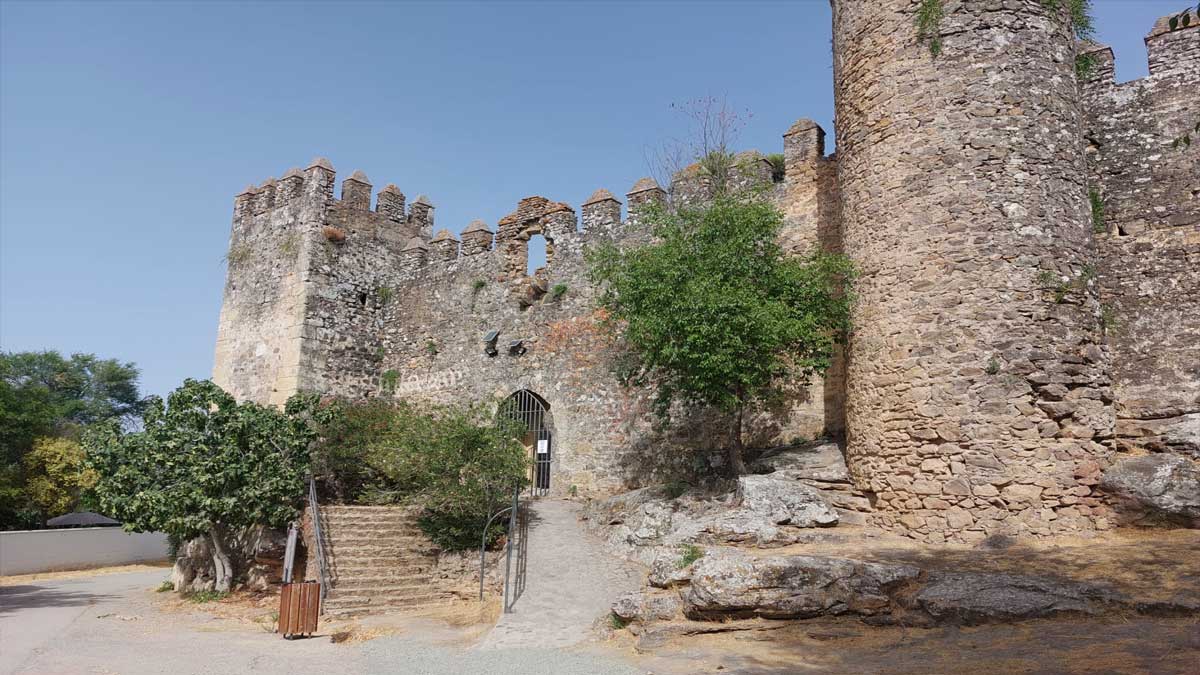 Murallas y puerta de acceso al Castillo de las Aguzaderas en El Coronil.