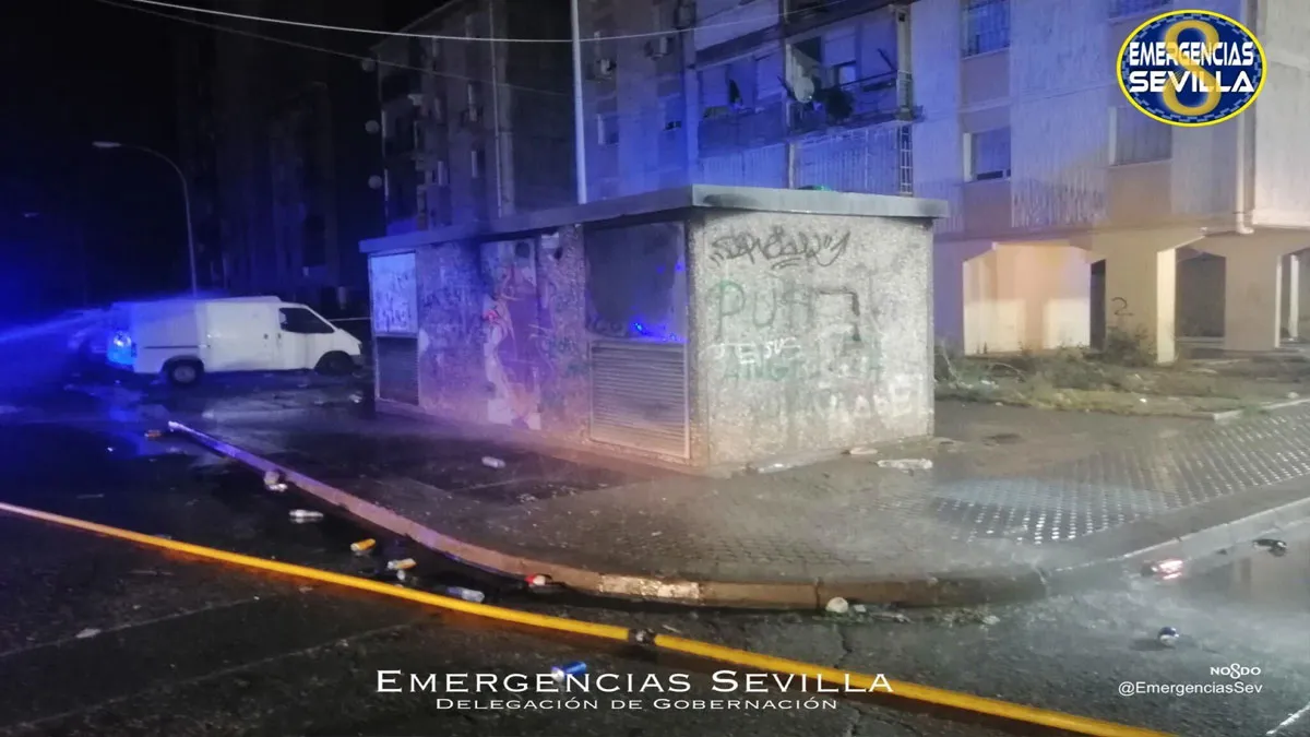Centro eléctrico en el Polígono Sur de Sevilla quemado con restos de hollín en sus paredes.