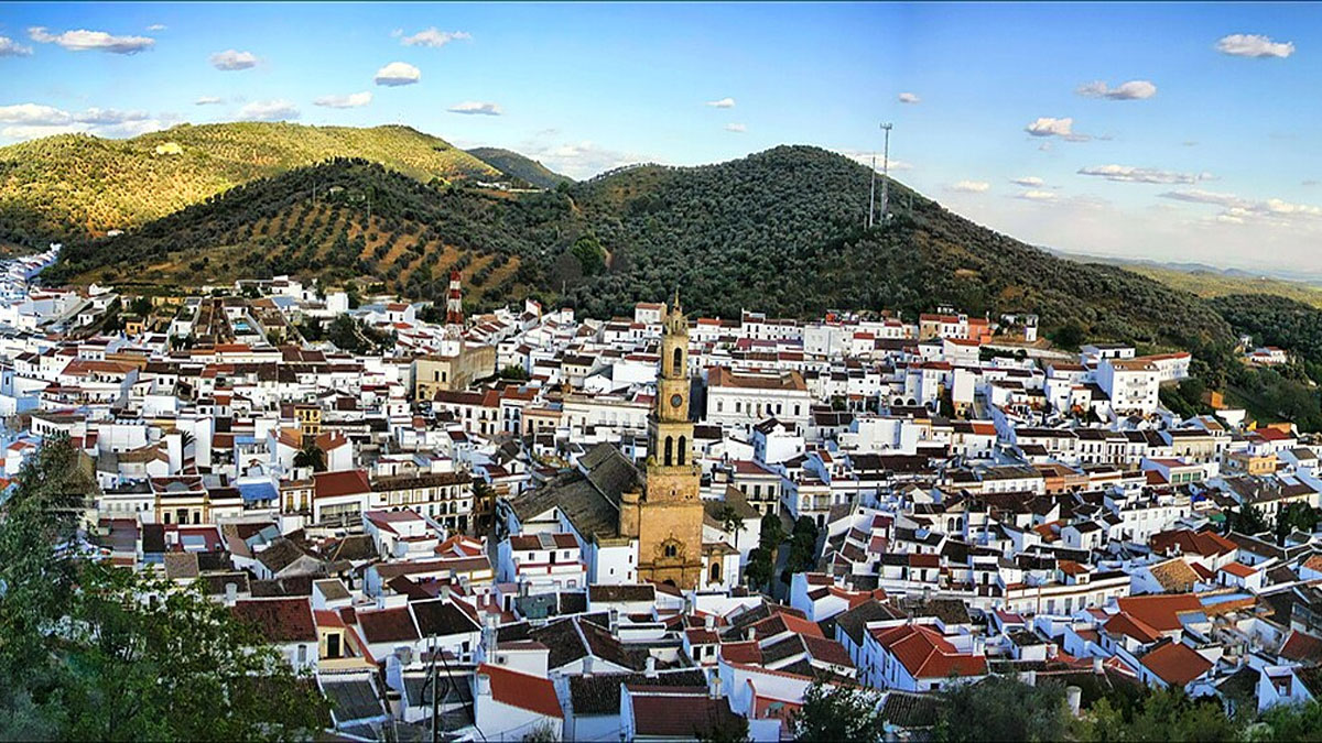 Casas encaladas de Constantina, cerros y la torre de la iglesia.