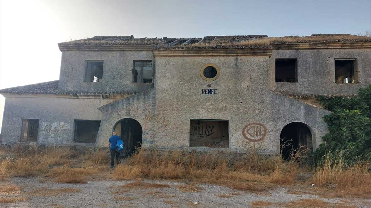 Fachada de la estación, Javier Aradilla, de azul, entra al interior.