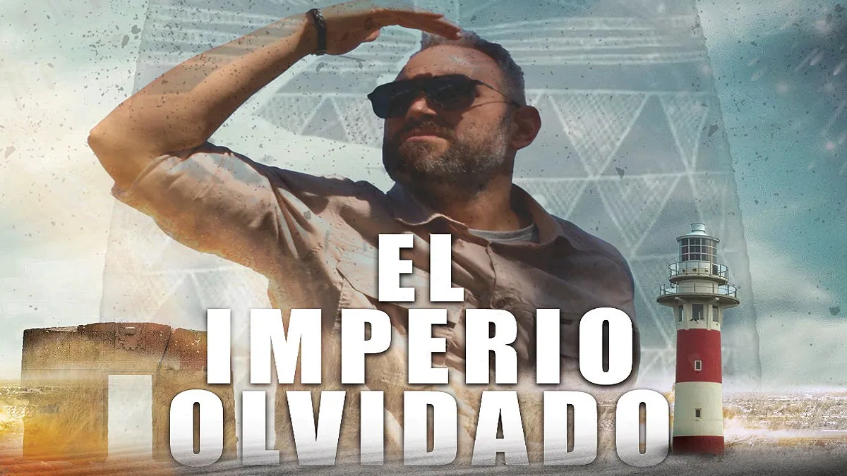 Jesús Camacho mira al horizonte, destaca un faro en blanco y rojo.