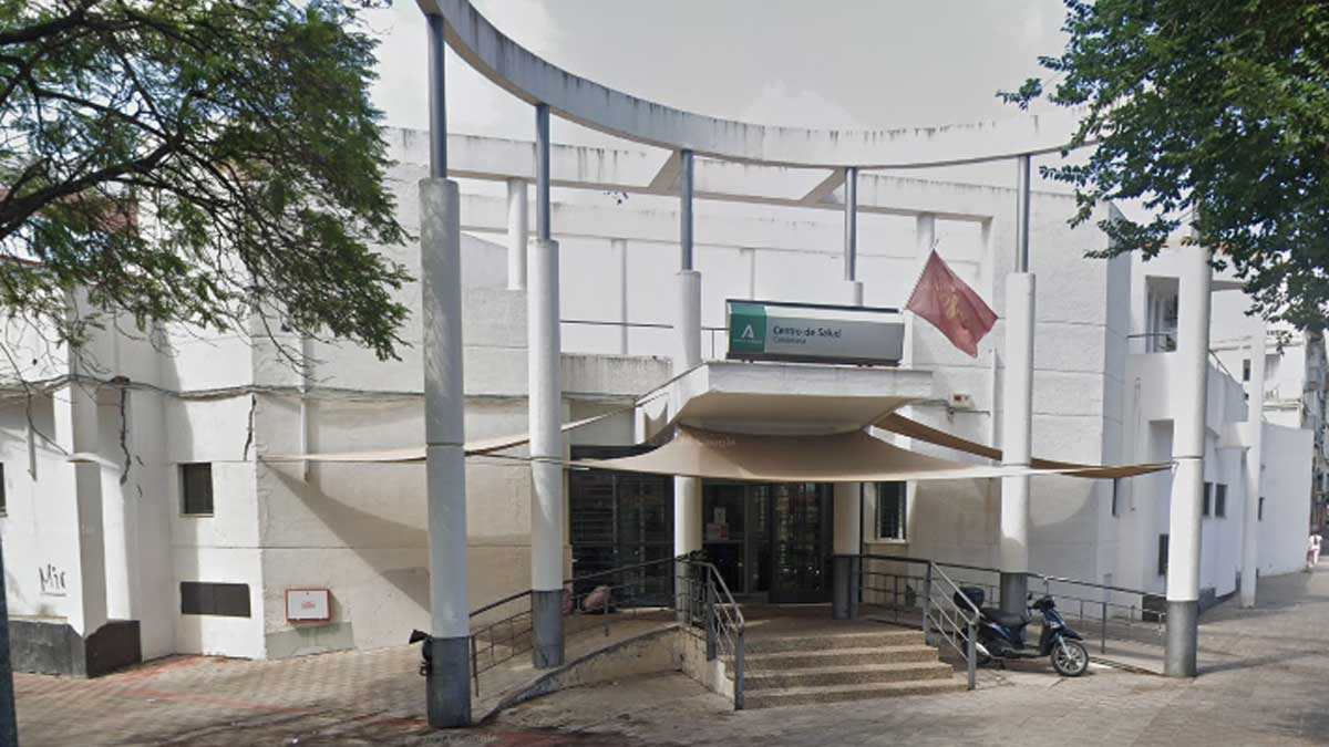 Imagen de la puerta principal del Centro de Salud de la Candelaria.