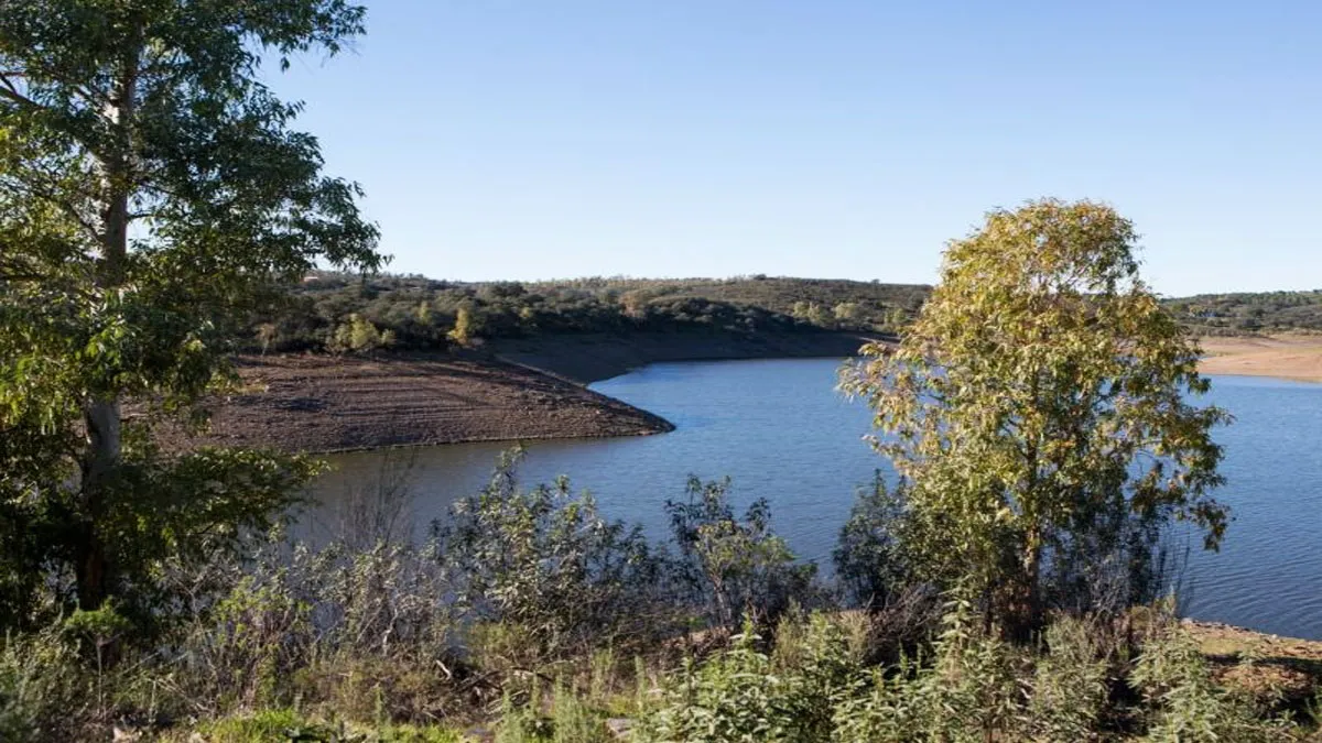 Lago y zona de montañas en el paraje.