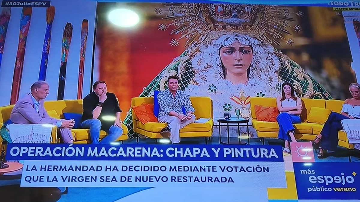 Imagen de un momento en el que se ironiza en televisión sobre la imagen de la Esperanza Macarena.