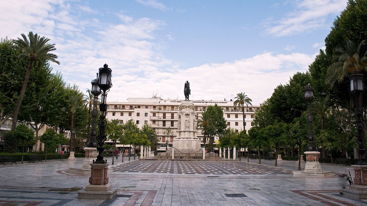 Plaza Nueva de Sevilla con la estatua de San Fernando.
