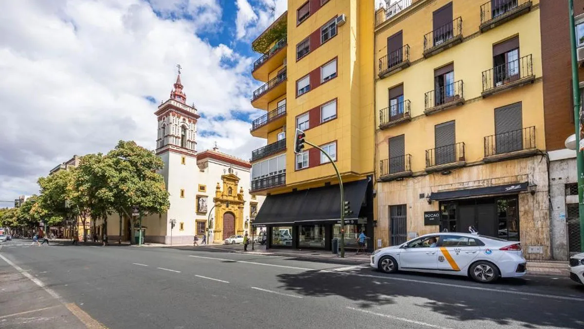Calle Recaredo a la altura de la iglesia de San Roque en Sevilla.