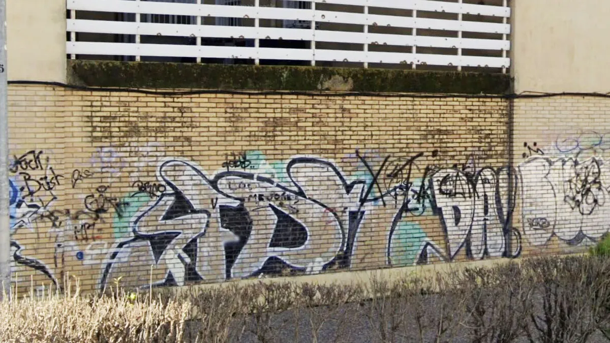 Pintada SFDK sobre una pared de ladrillos.