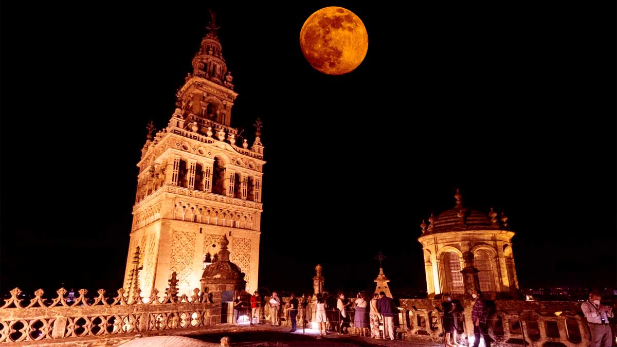 La Giralda y la Superluna del Esturión en tonos rojizos.
