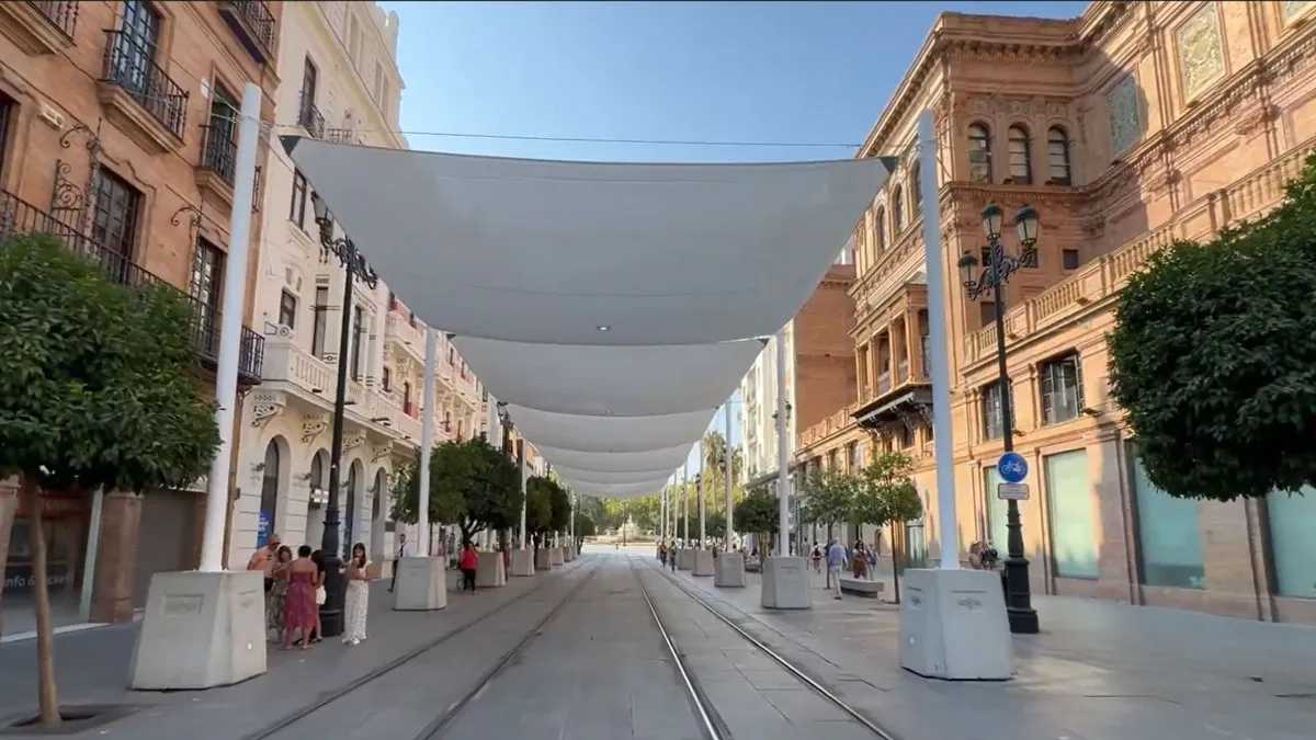Avenida de la Constitución con los pivotes de cemento y los toldos.