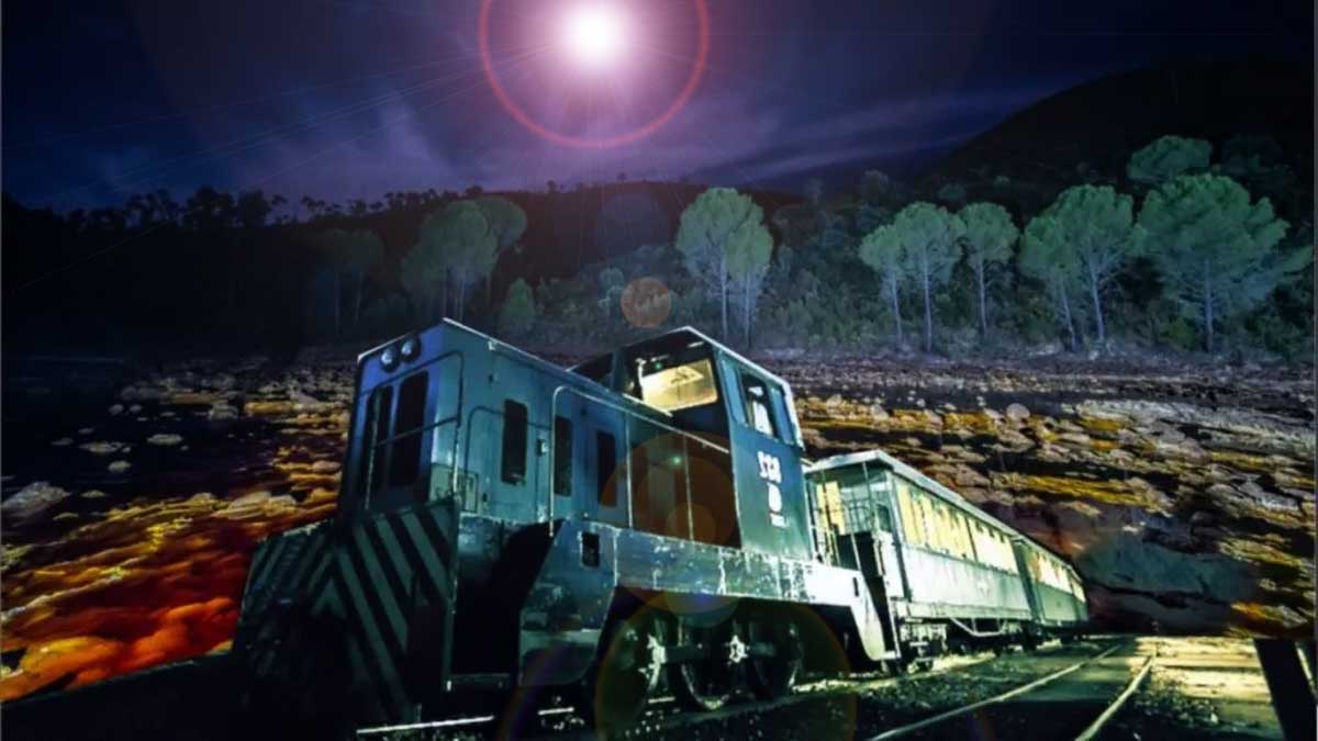 Antigua máquina de tren en el entorno árido y minero de la sierra de Huelva.