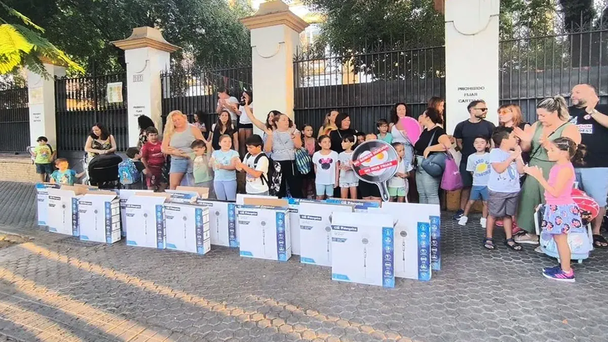 Padres y alumnos protestando por la calor en las aulas a las puertas del colegio.