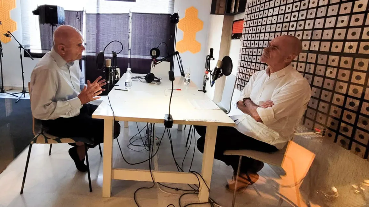 Momento en el que Antonio Muñoz entrevista a Manuel Chávez, ambos sentados en un estudio.