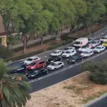 La reducción de carriles del tranvibús convierte la movilidad en un caos: atascos interminables en Sevilla Este y Kansas City