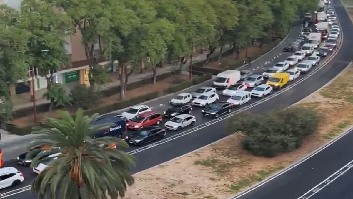 Coches en pleno atasco en Sevilla Este.