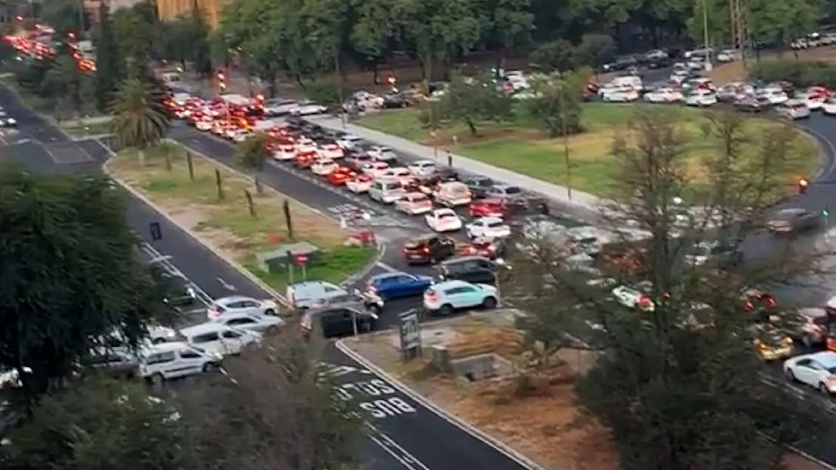 Rotonda colapsada de tráfico en Sevilla Este.