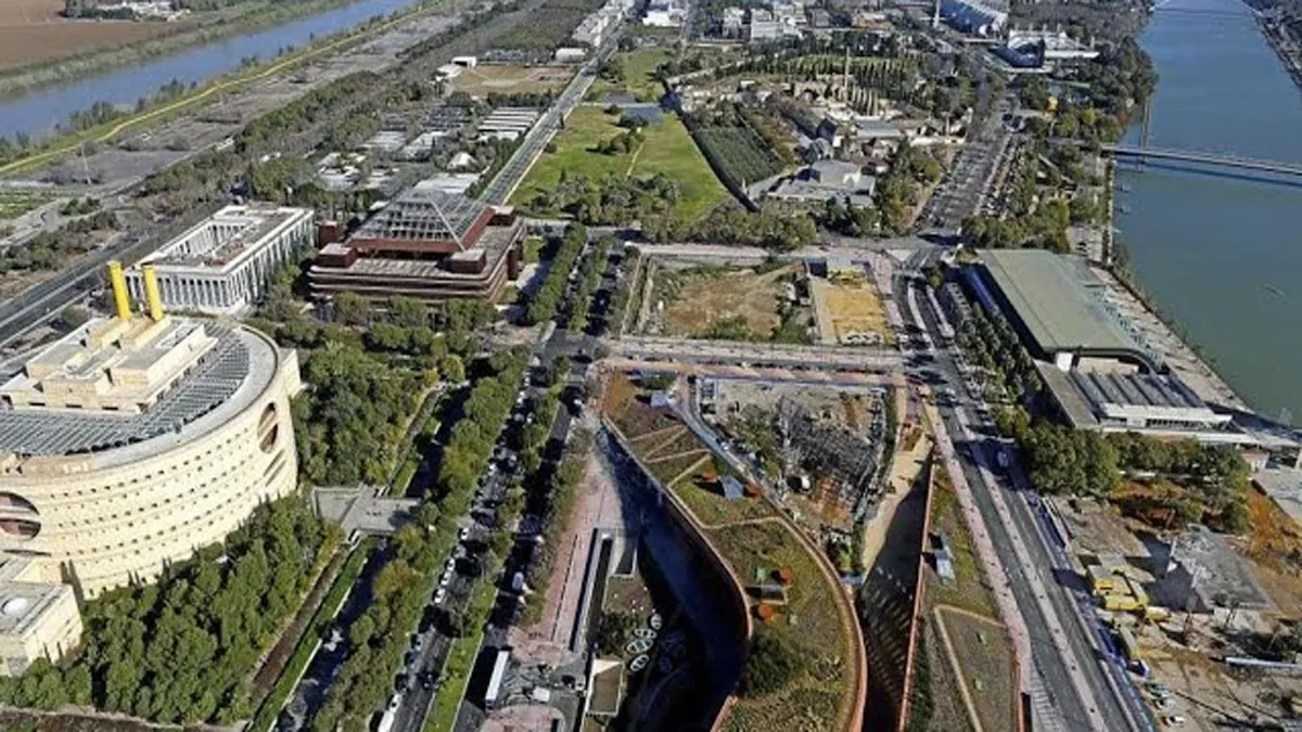 Vista aérea de la avenida de Carlos III en Sevilla, en la Isla de la Cartuja.