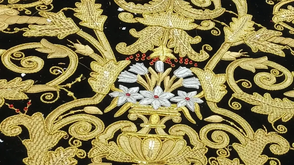 Bordado en oro sobre terciopelo negro.