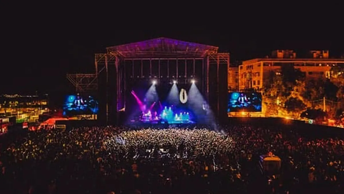 Mucho público en la noche mirando al escenario del Cabaret Festival de Mairena.
