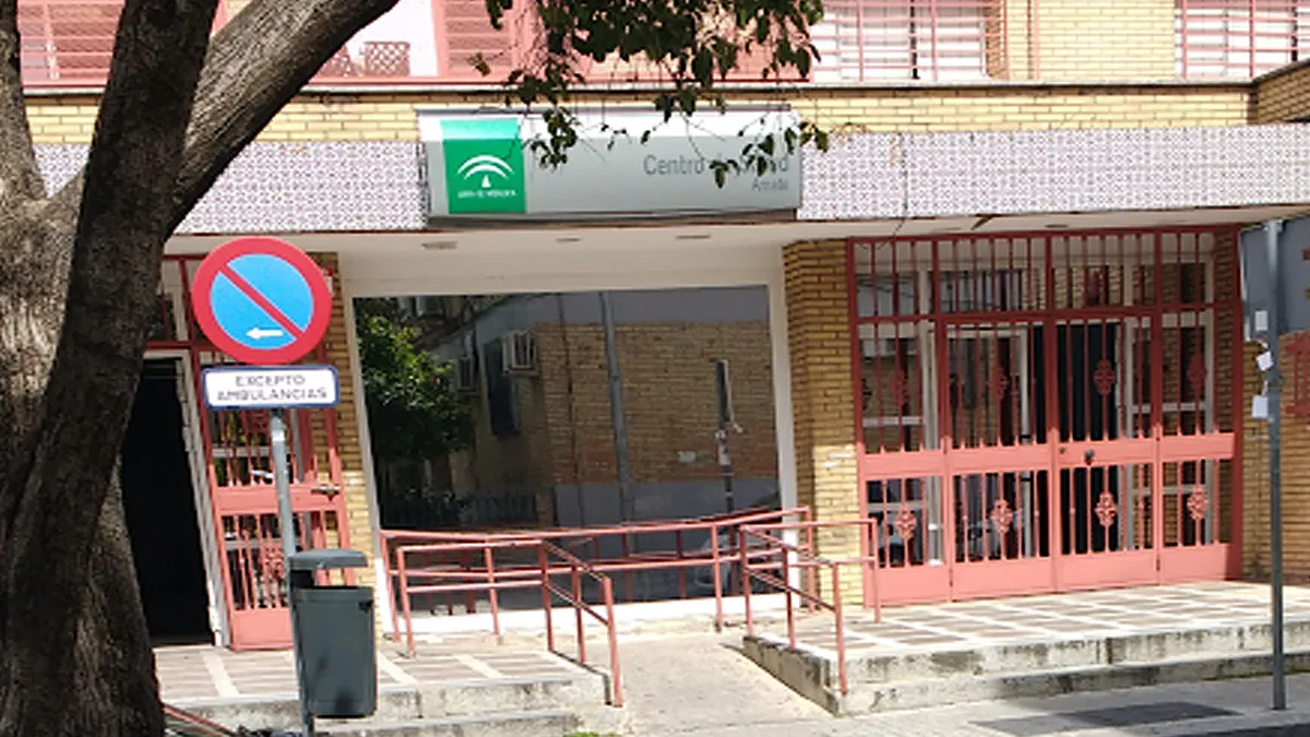 Edificio de ladrillos y puertas color rojizo de Centro de Salud del Cerro Amate.
