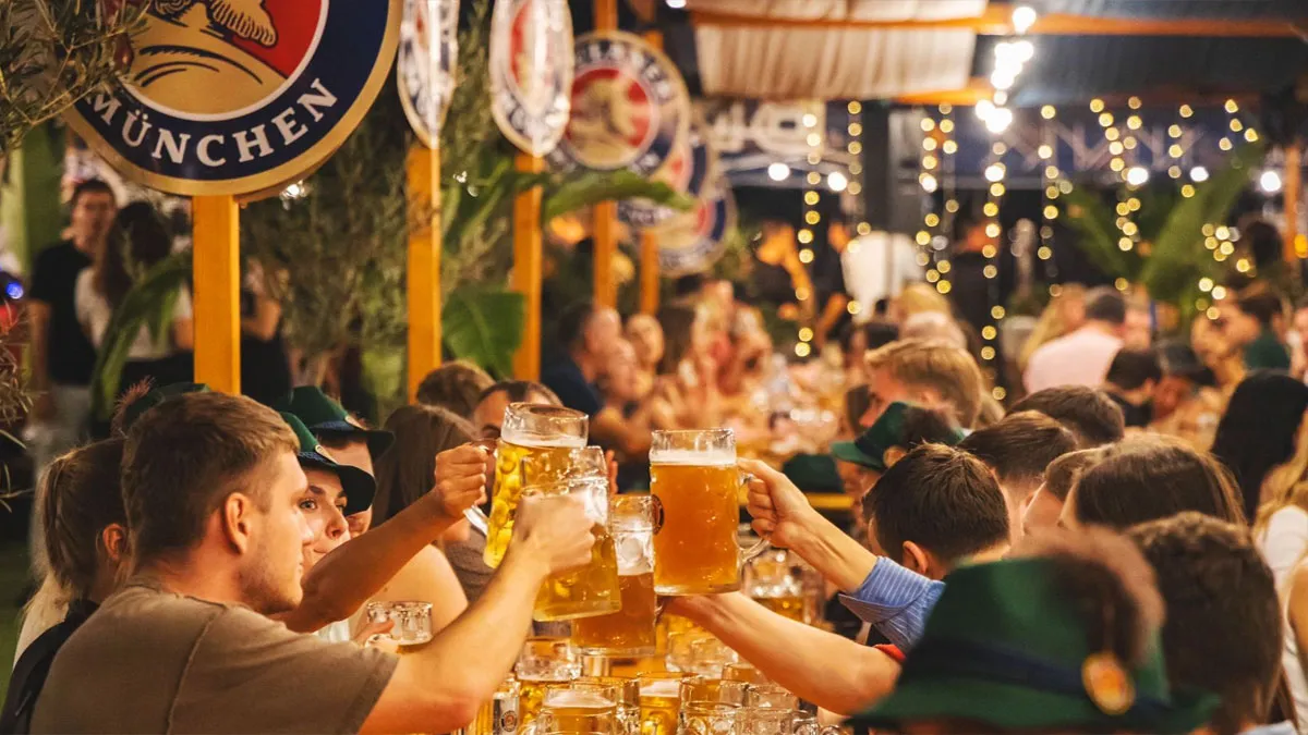 Personas bebiendo y brindando con cerveza.