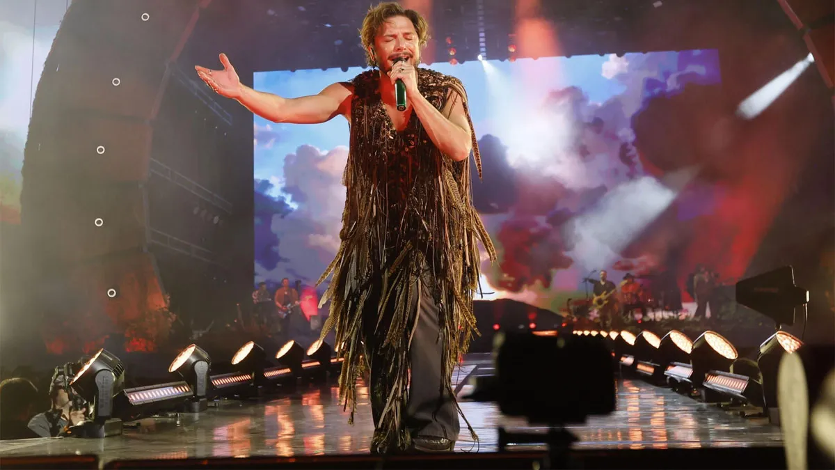 Manuel Carrasco en un momento de su actuación.