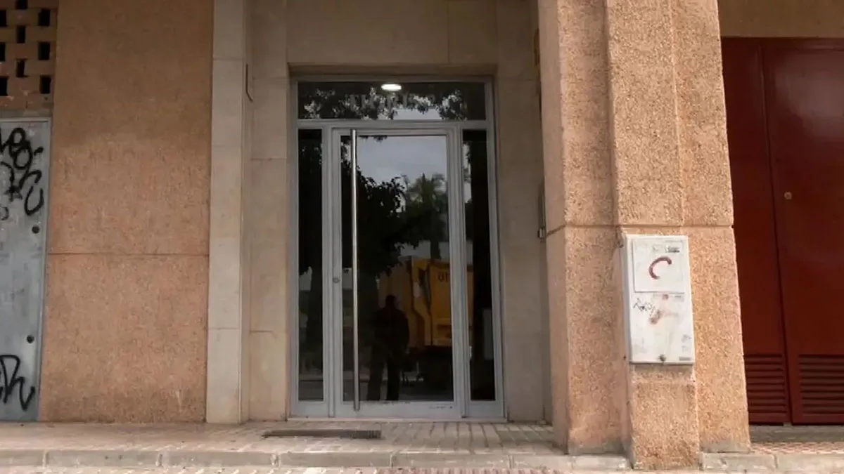 Puerta de acceso a las viviendas en Sevilla Este.