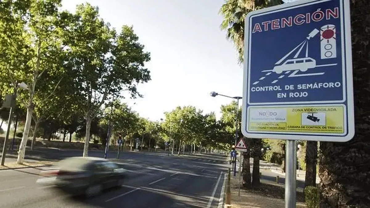 Semáforo "pone multas" y automóvil a gran velocidad.