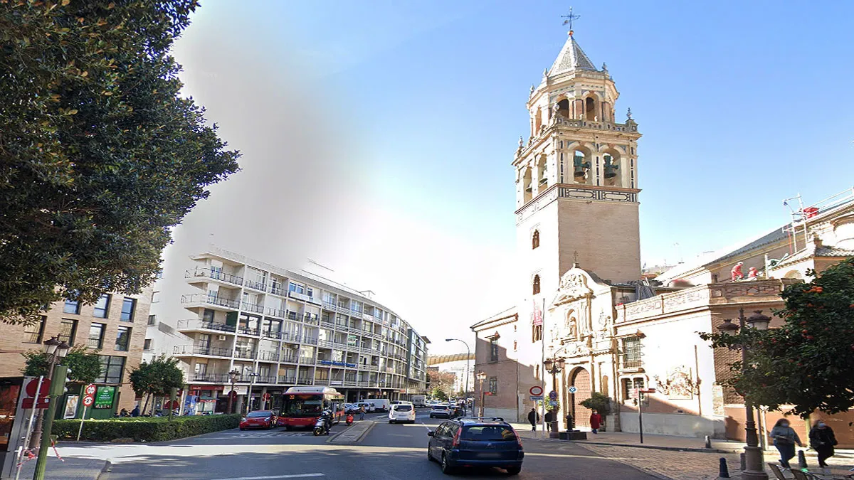 Calle Imagen y Torre de San Pedro en la iglesia.