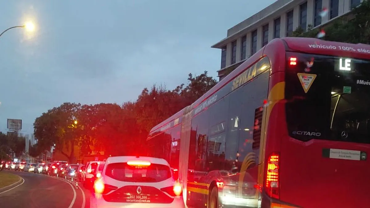 Coches en cola en un atasco en Sevilla Este.