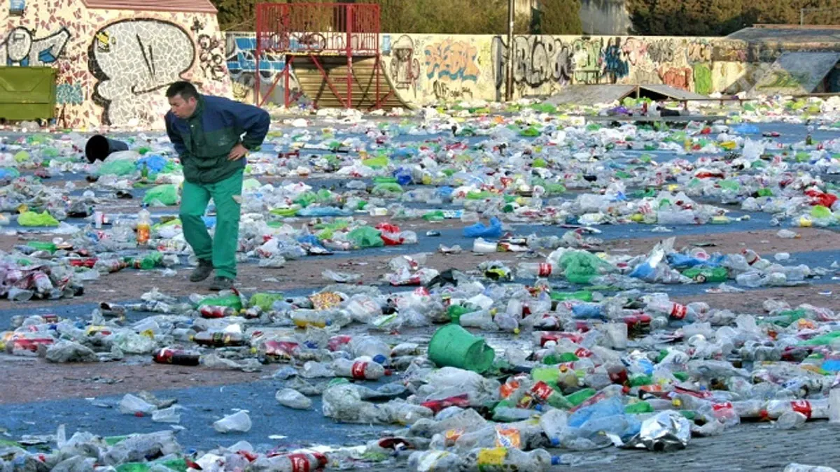 Suciedad, bolsas de plástico, latas y envases de cristal.