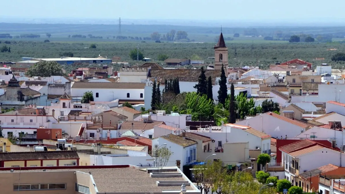El pueblo de Banacazón destacando el campanario de la iglesia.