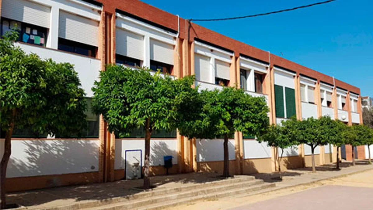Fachada interior con árboles del colegio Lope de Vega de Casariche.