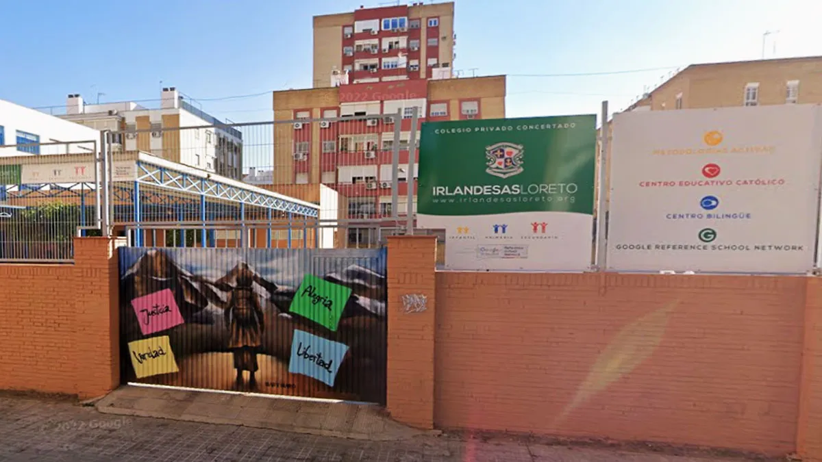 Puerta de acceso en la calle del Colegio de las Irlandesas de Loreto en Sevilla.