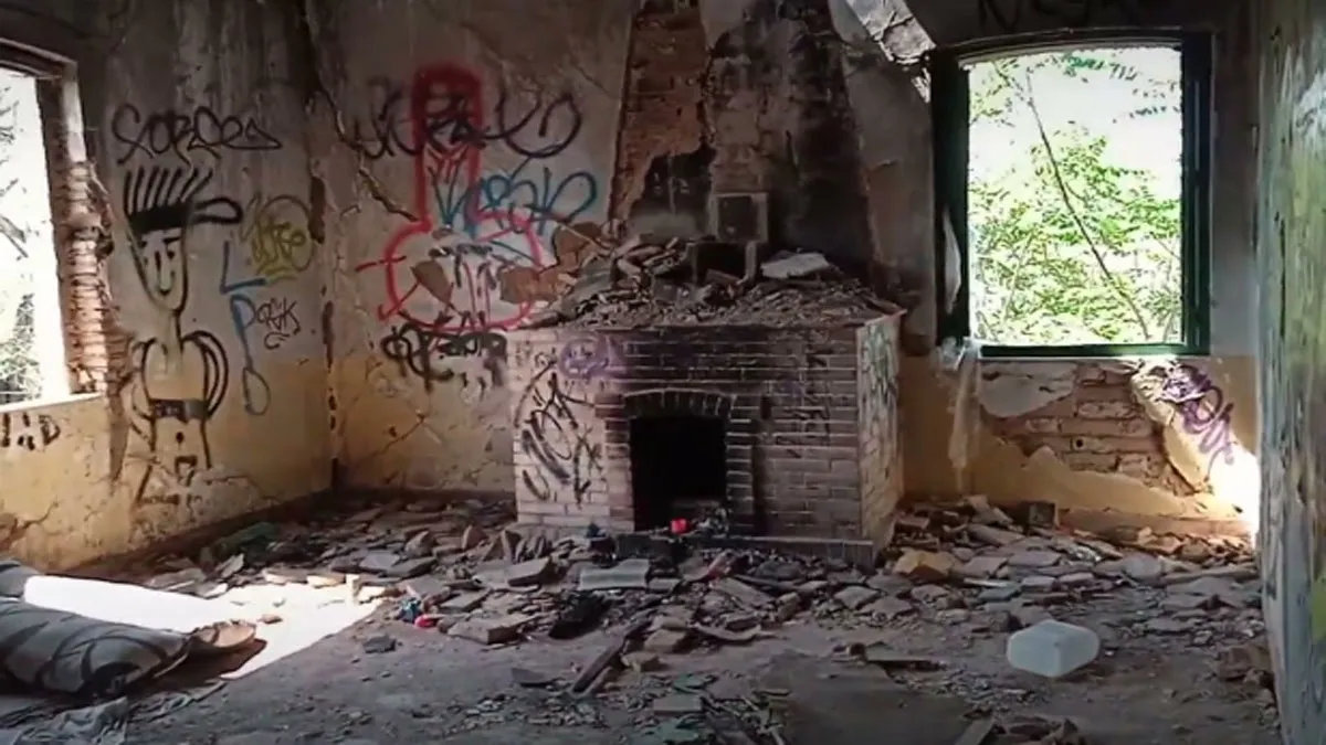 Chimenea de una de las habitaciones de la Casa de los Niños en Bellavista.