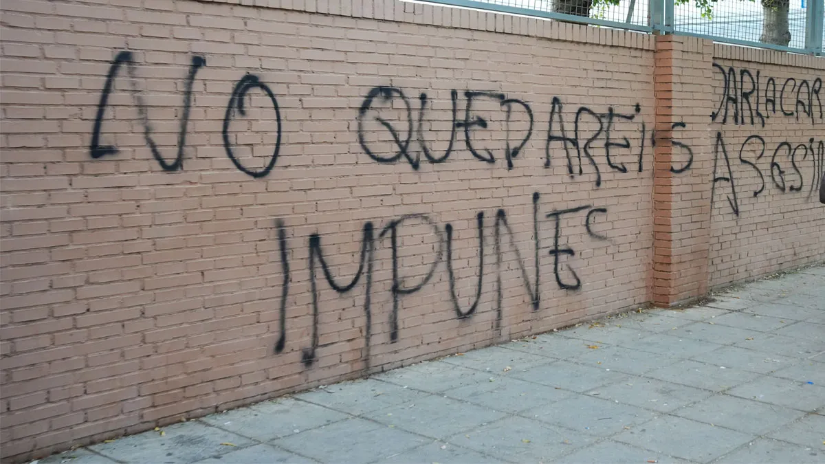Pintadas en el muro exterior del colegio de las Irlandesas de Loreto.