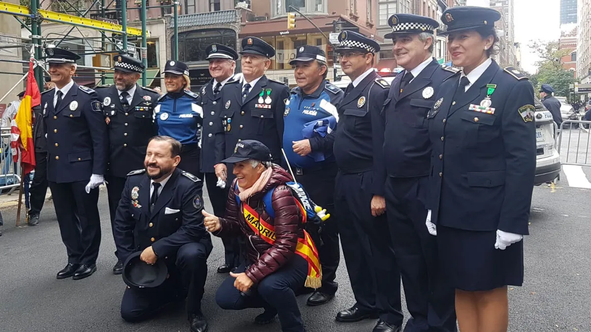 Policías uniformados posan en una calle.