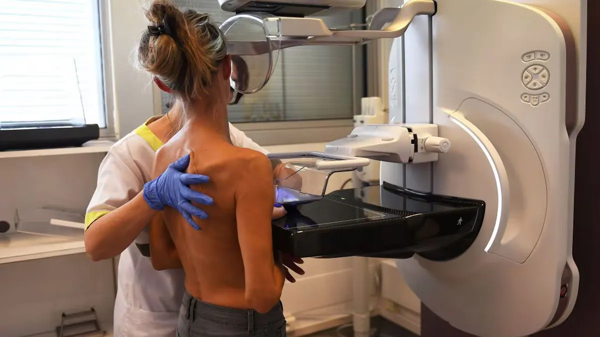 Mujer haciéndose una mamografía.