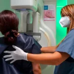 “El silencio sí mata”, denuncian fallos en el cribado de cáncer de mama en Andalucía y disculpas de Juanma Moreno